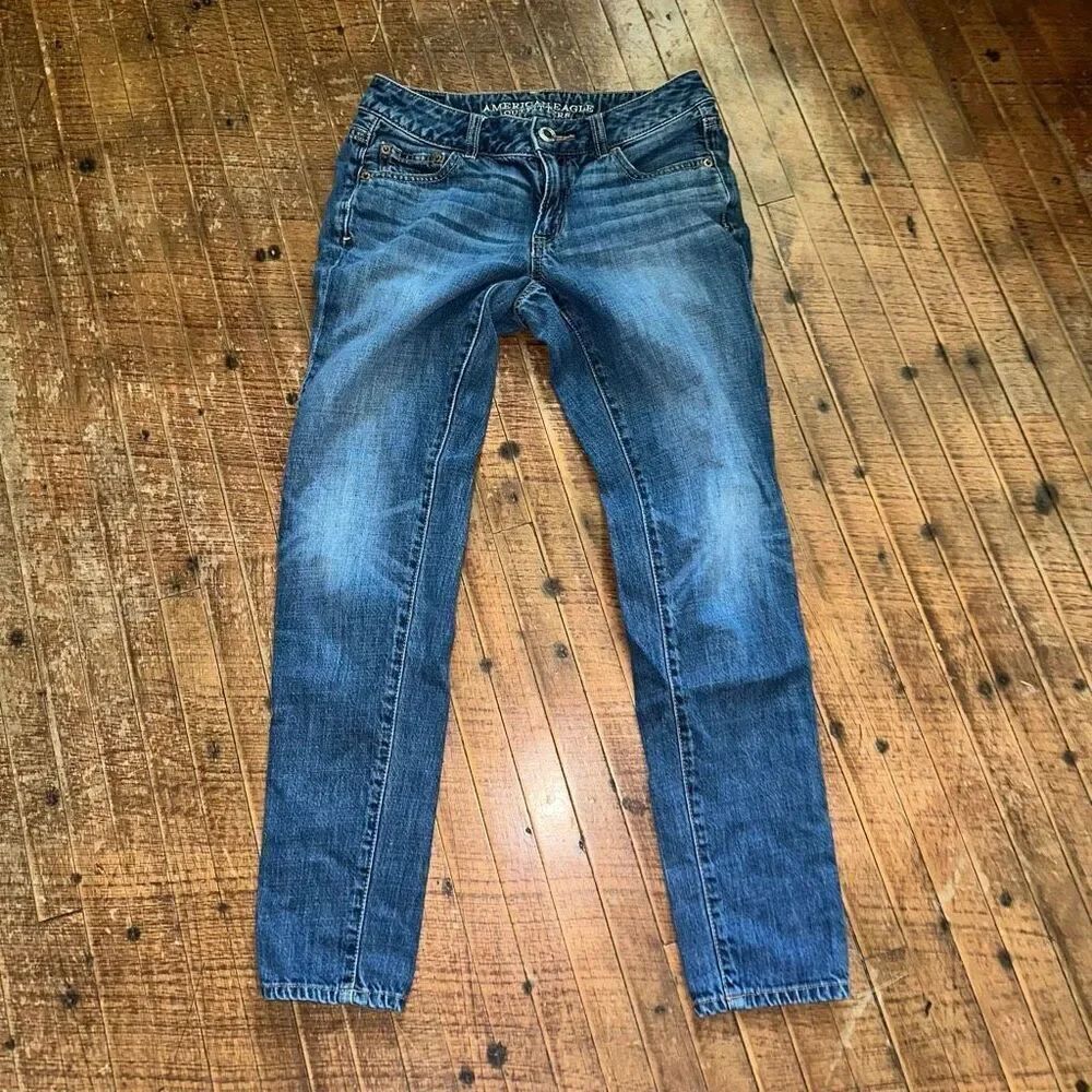 American Eagle 00 relaxed Boy distressed cropped jeans